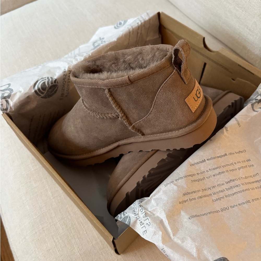 UGG Chestnut classic mini NEVER WORN